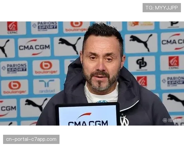 萨索洛训练课开放,德泽尔比现场指导年轻球员进行压迫小组演练 萨索洛训练课开放,德泽尔比现场指导年轻球员进行压迫小组演练